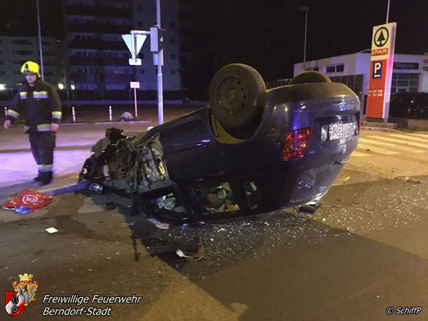 20171119 Verkehrsunfall im Ortsgebiet von Berndorf Foto: Peter Schiffner FF Berndorf-Stadt 20171119 Verkehrsunfall im Ortsgebiet von Berndorf Foto: Peter Schiffner FF Berndorf-Stadt