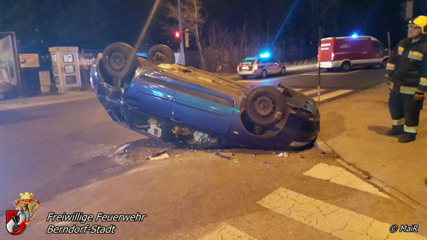 20171119 Verkehrsunfall im Ortsgebiet von Berndorf Foto: MaiR FF Berndorf-Stadt 20171119 Verkehrsunfall im Ortsgebiet von Berndorf Foto: MaiR FF Berndorf-Stadt