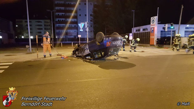 20171119 Verkehrsunfall im Ortsgebiet von Berndorf Foto: MaiR FF Berndorf-Stadt 20171119 Verkehrsunfall im Ortsgebiet von Berndorf Foto: MaiR FF Berndorf-Stadt