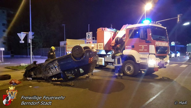 20171119 Verkehrsunfall im Ortsgebiet von Berndorf Foto: MaiR FF Berndorf-Stadt 20171119 Verkehrsunfall im Ortsgebiet von Berndorf Foto: MaiR FF Berndorf-Stadt