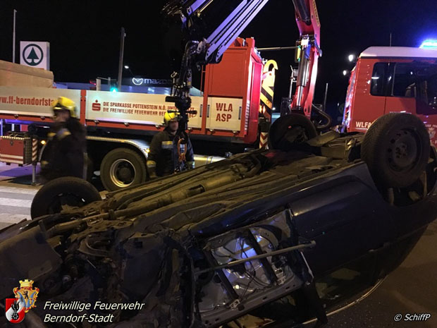 20171119 Verkehrsunfall im Ortsgebiet von Berndorf Foto: Peter Schiffner FF Berndorf-Stadt 20171119 Verkehrsunfall im Ortsgebiet von Berndorf Foto: Peter Schiffner FF Berndorf-Stadt