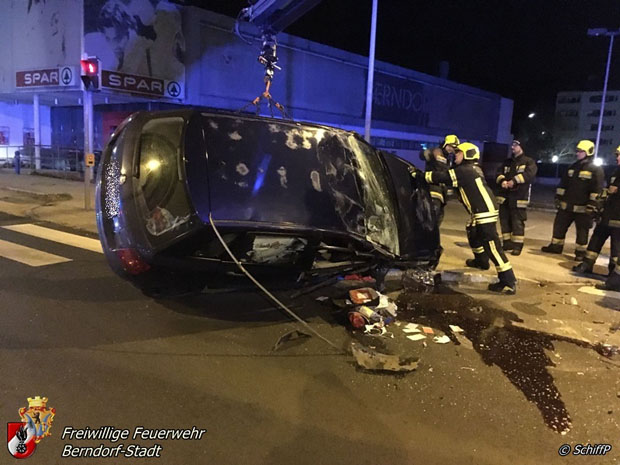 20171119 Verkehrsunfall im Ortsgebiet von Berndorf Foto: Peter Schiffner FF Berndorf-Stadt 20171119 Verkehrsunfall im Ortsgebiet von Berndorf Foto: Peter Schiffner FF Berndorf-Stadt