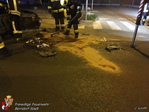 20171119 Verkehrsunfall im Ortsgebiet von Berndorf Foto: Peter Schiffner FF Berndorf-Stadt 20171119 Verkehrsunfall im Ortsgebiet von Berndorf Foto: Peter Schiffner FF Berndorf-Stadt