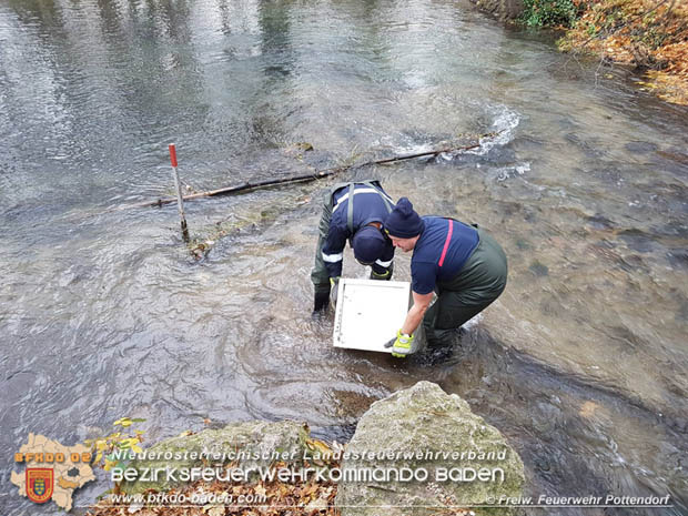 20171120 Tresorbergung aus der Fischa bei Pottendorf Foto: © Freiwillige Feuerwehr Pottendorf 20171120 Tresorbergung aus der Fischa bei Pottendorf Foto: © Freiwillige Feuerwehr Pottendorf
