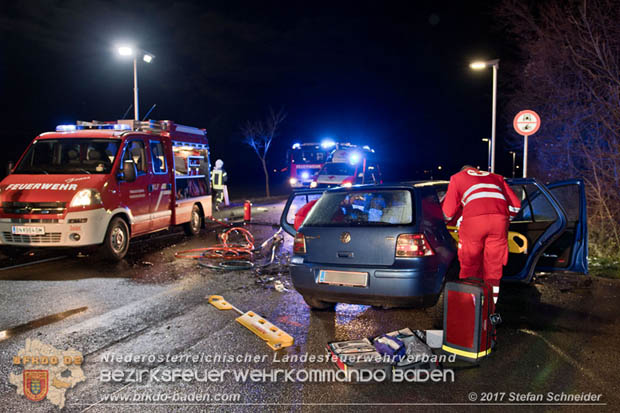 20171204 Frontalzusammenstoß zweier Pkws Freilandgebiet auf der Oberwaltersdorferstraße (L4012) zwischen Tribuswinkel u. Schaflerhofsiedlung  Foto: © Stefan Schneider BFK BADEN
