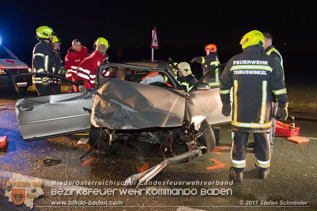20171204 Frontalzusammenstoß zweier Pkws Freilandgebiet auf der Oberwaltersdorferstraße (L4012) zwischen Tribuswinkel u. Schaflerhofsiedlung  Foto: © Stefan Schneider BFK BADEN