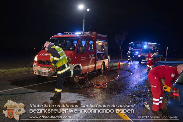 20171204 Frontalzusammenstoß zweier Pkws Freilandgebiet auf der Oberwaltersdorferstraße (L4012) zwischen Tribuswinkel u. Schaflerhofsiedlung  Foto: © Stefan Schneider BFK BADEN