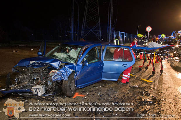 20171204 Frontalzusammenstoß zweier Pkws Freilandgebiet auf der Oberwaltersdorferstraße (L4012) zwischen Tribuswinkel u. Schaflerhofsiedlung  Foto: © Stefan Schneider BFK BADEN