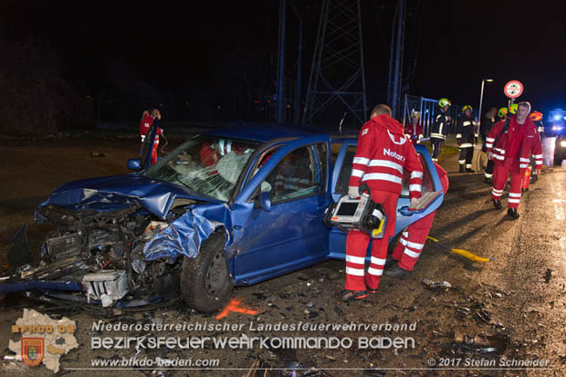 20171204 Frontalzusammenstoß zweier Pkws Freilandgebiet auf der Oberwaltersdorferstraße (L4012) zwischen Tribuswinkel u. Schaflerhofsiedlung  Foto: © Stefan Schneider BFK BADEN