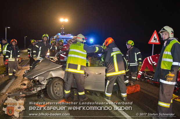 20171204 Frontalzusammenstoß zweier Pkws Freilandgebiet auf der Oberwaltersdorferstraße (L4012) zwischen Tribuswinkel u. Schaflerhofsiedlung  Foto: © Stefan Schneider BFK BADEN