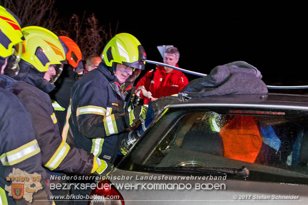 20171204 Frontalzusammenstoß zweier Pkws Freilandgebiet auf der Oberwaltersdorferstraße (L4012) zwischen Tribuswinkel u. Schaflerhofsiedlung  Foto: © Stefan Schneider BFK BADEN