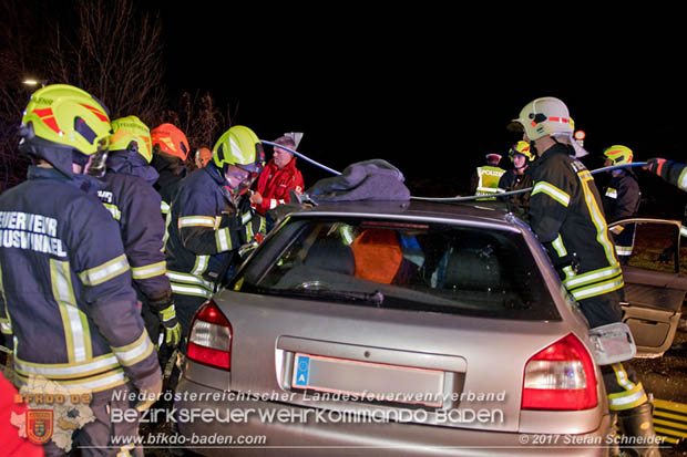 20171204 Frontalzusammenstoß zweier Pkws Freilandgebiet auf der Oberwaltersdorferstraße (L4012) zwischen Tribuswinkel u. Schaflerhofsiedlung  Foto: © Stefan Schneider BFK BADEN