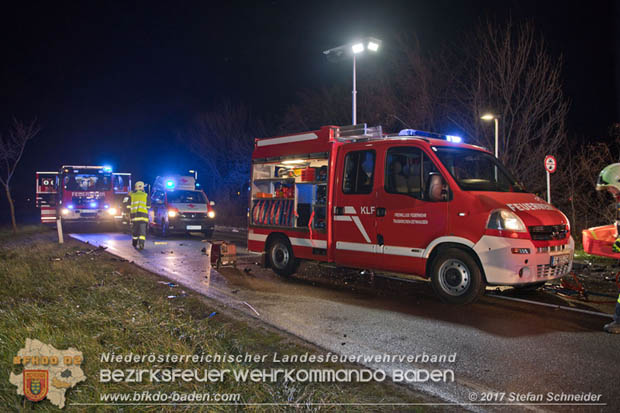 20171204 Frontalzusammenstoß zweier Pkws Freilandgebiet auf der Oberwaltersdorferstraße (L4012) zwischen Tribuswinkel u. Schaflerhofsiedlung  Foto: © Stefan Schneider BFK BADEN