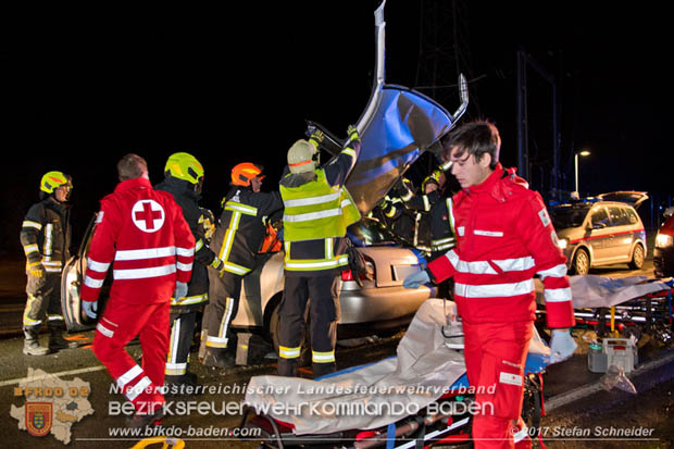 20171204 Frontalzusammenstoß zweier Pkws Freilandgebiet auf der Oberwaltersdorferstraße (L4012) zwischen Tribuswinkel u. Schaflerhofsiedlung  Foto: © Stefan Schneider BFK BADEN