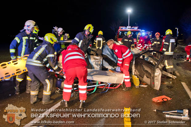 20171204 Frontalzusammenstoß zweier Pkws Freilandgebiet auf der Oberwaltersdorferstraße (L4012) zwischen Tribuswinkel u. Schaflerhofsiedlung  Foto: © Stefan Schneider BFK BADEN