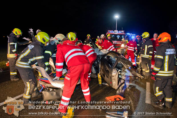 20171204 Frontalzusammenstoß zweier Pkws Freilandgebiet auf der Oberwaltersdorferstraße (L4012) zwischen Tribuswinkel u. Schaflerhofsiedlung  Foto: © Stefan Schneider BFK BADEN