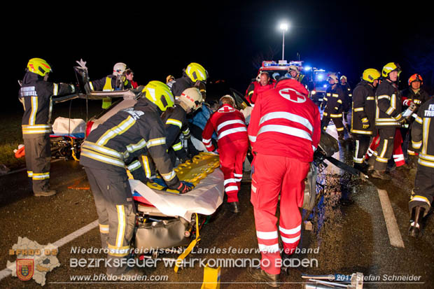 20171204 Frontalzusammenstoß zweier Pkws Freilandgebiet auf der Oberwaltersdorferstraße (L4012) zwischen Tribuswinkel u. Schaflerhofsiedlung  Foto: © Stefan Schneider BFK BADEN