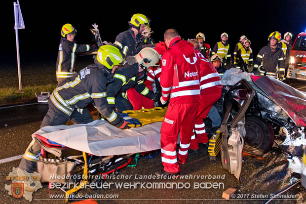 20171204 Frontalzusammenstoß zweier Pkws Freilandgebiet auf der Oberwaltersdorferstraße (L4012) zwischen Tribuswinkel u. Schaflerhofsiedlung  Foto: © Stefan Schneider BFK BADEN