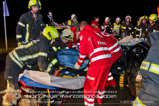 20171204 Frontalzusammenstoß zweier Pkws Freilandgebiet auf der Oberwaltersdorferstraße (L4012) zwischen Tribuswinkel u. Schaflerhofsiedlung  Foto: © Stefan Schneider BFK BADEN