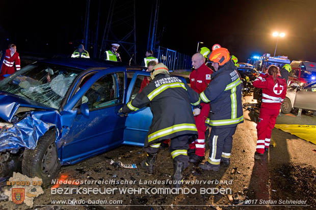 20171204 Frontalzusammenstoß zweier Pkws Freilandgebiet auf der Oberwaltersdorferstraße (L4012) zwischen Tribuswinkel u. Schaflerhofsiedlung  Foto: © Stefan Schneider BFK BADEN
