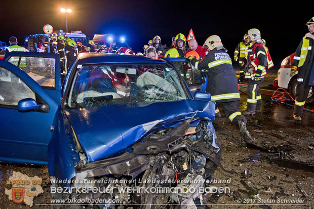 20171204 Frontalzusammenstoß zweier Pkws Freilandgebiet auf der Oberwaltersdorferstraße (L4012) zwischen Tribuswinkel u. Schaflerhofsiedlung  Foto: © Stefan Schneider BFK BADEN