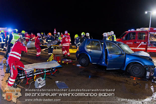 20171204 Frontalzusammenstoß zweier Pkws Freilandgebiet auf der Oberwaltersdorferstraße (L4012) zwischen Tribuswinkel u. Schaflerhofsiedlung  Foto: © Stefan Schneider BFK BADEN