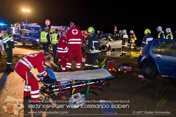 20171204 Frontalzusammenstoß zweier Pkws Freilandgebiet auf der Oberwaltersdorferstraße (L4012) zwischen Tribuswinkel u. Schaflerhofsiedlung  Foto: © Stefan Schneider BFK BADEN