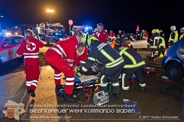 20171204 Frontalzusammenstoß zweier Pkws Freilandgebiet auf der Oberwaltersdorferstraße (L4012) zwischen Tribuswinkel u. Schaflerhofsiedlung  Foto: © Stefan Schneider BFK BADEN