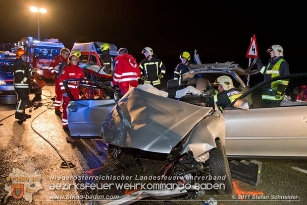 20171204 Frontalzusammenstoß zweier Pkws Freilandgebiet auf der Oberwaltersdorferstraße (L4012) zwischen Tribuswinkel u. Schaflerhofsiedlung  Foto: © Stefan Schneider BFK BADEN