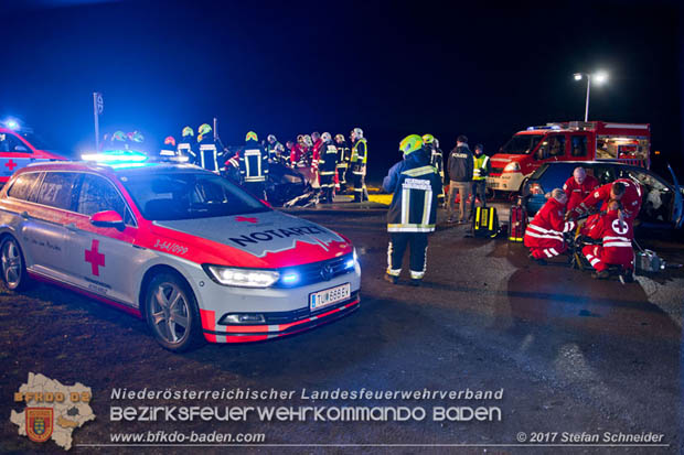 20171204 Frontalzusammenstoß zweier Pkws Freilandgebiet auf der Oberwaltersdorferstraße (L4012) zwischen Tribuswinkel u. Schaflerhofsiedlung  Foto: © Stefan Schneider BFK BADEN
