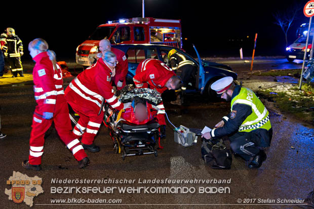 20171204 Frontalzusammenstoß zweier Pkws Freilandgebiet auf der Oberwaltersdorferstraße (L4012) zwischen Tribuswinkel u. Schaflerhofsiedlung  Foto: © Stefan Schneider BFK BADEN
