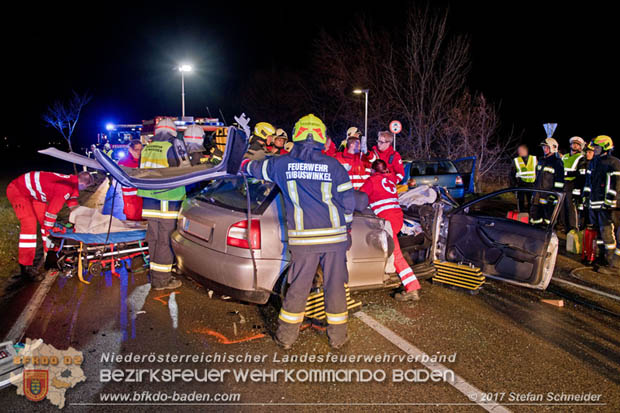20171204 Frontalzusammenstoß zweier Pkws Freilandgebiet auf der Oberwaltersdorferstraße (L4012) zwischen Tribuswinkel u. Schaflerhofsiedlung  Foto: © Stefan Schneider BFK BADEN