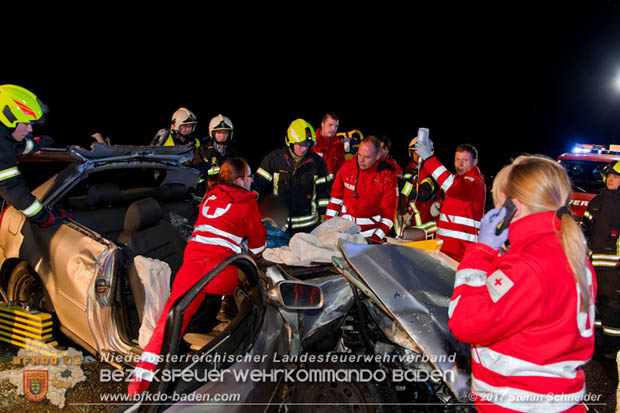 20171204 Frontalzusammenstoß zweier Pkws Freilandgebiet auf der Oberwaltersdorferstraße (L4012) zwischen Tribuswinkel u. Schaflerhofsiedlung  Foto: © Stefan Schneider BFK BADEN
