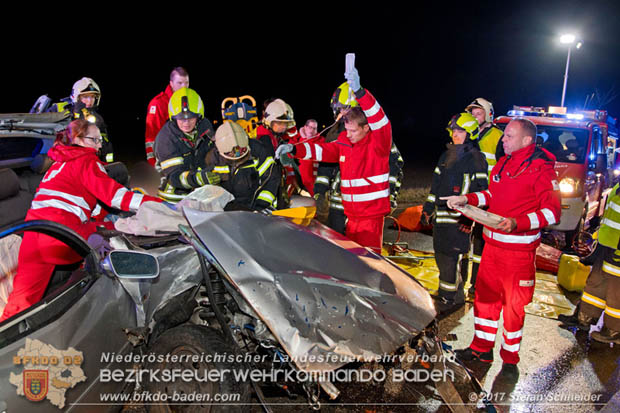 20171204 Frontalzusammenstoß zweier Pkws Freilandgebiet auf der Oberwaltersdorferstraße (L4012) zwischen Tribuswinkel u. Schaflerhofsiedlung  Foto: © Stefan Schneider BFK BADEN