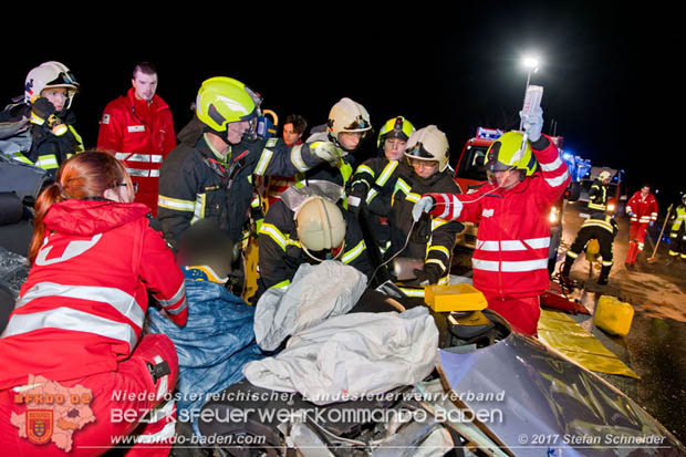 20171204 Frontalzusammenstoß zweier Pkws Freilandgebiet auf der Oberwaltersdorferstraße (L4012) zwischen Tribuswinkel u. Schaflerhofsiedlung  Foto: © Stefan Schneider BFK BADEN