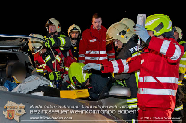 20171204 Frontalzusammenstoß zweier Pkws Freilandgebiet auf der Oberwaltersdorferstraße (L4012) zwischen Tribuswinkel u. Schaflerhofsiedlung  Foto: © Stefan Schneider BFK BADEN