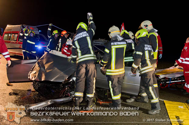 20171204 Frontalzusammenstoß zweier Pkws Freilandgebiet auf der Oberwaltersdorferstraße (L4012) zwischen Tribuswinkel u. Schaflerhofsiedlung  Foto: © Stefan Schneider BFK BADEN