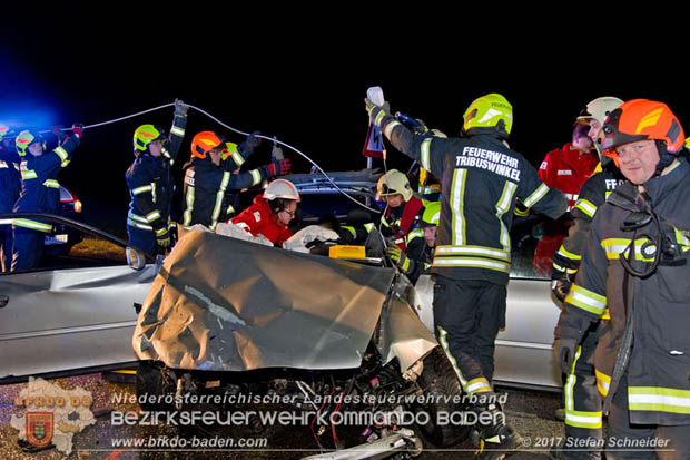 20171204 Frontalzusammenstoß zweier Pkws Freilandgebiet auf der Oberwaltersdorferstraße (L4012) zwischen Tribuswinkel u. Schaflerhofsiedlung  Foto: © Stefan Schneider BFK BADEN