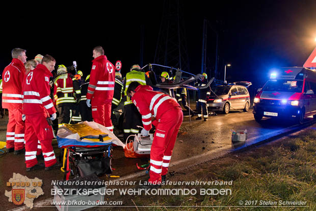 20171204 Frontalzusammenstoß zweier Pkws Freilandgebiet auf der Oberwaltersdorferstraße (L4012) zwischen Tribuswinkel u. Schaflerhofsiedlung  Foto: © Stefan Schneider BFK BADEN