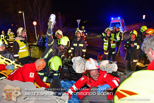 20171204 Frontalzusammenstoß zweier Pkws Freilandgebiet auf der Oberwaltersdorferstraße (L4012) zwischen Tribuswinkel u. Schaflerhofsiedlung  Foto: © Stefan Schneider BFK BADEN