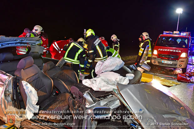 20171204 Frontalzusammenstoß zweier Pkws Freilandgebiet auf der Oberwaltersdorferstraße (L4012) zwischen Tribuswinkel u. Schaflerhofsiedlung  Foto: © Stefan Schneider BFK BADEN
