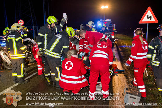 20171204 Frontalzusammenstoß zweier Pkws Freilandgebiet auf der Oberwaltersdorferstraße (L4012) zwischen Tribuswinkel u. Schaflerhofsiedlung  Foto: © Stefan Schneider BFK BADEN