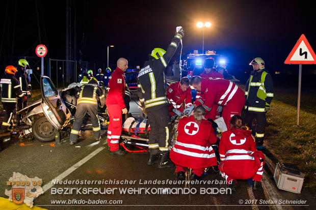 20171204 Frontalzusammenstoß zweier Pkws Freilandgebiet auf der Oberwaltersdorferstraße (L4012) zwischen Tribuswinkel u. Schaflerhofsiedlung  Foto: © Stefan Schneider BFK BADEN