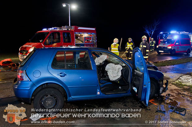 20171204 Frontalzusammenstoß zweier Pkws Freilandgebiet auf der Oberwaltersdorferstraße (L4012) zwischen Tribuswinkel u. Schaflerhofsiedlung  Foto: © Stefan Schneider BFK BADEN