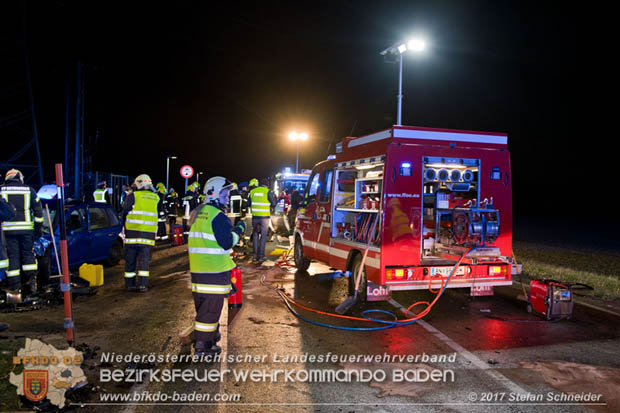 20171204 Frontalzusammenstoß zweier Pkws Freilandgebiet auf der Oberwaltersdorferstraße (L4012) zwischen Tribuswinkel u. Schaflerhofsiedlung  Foto: © Stefan Schneider BFK BADEN