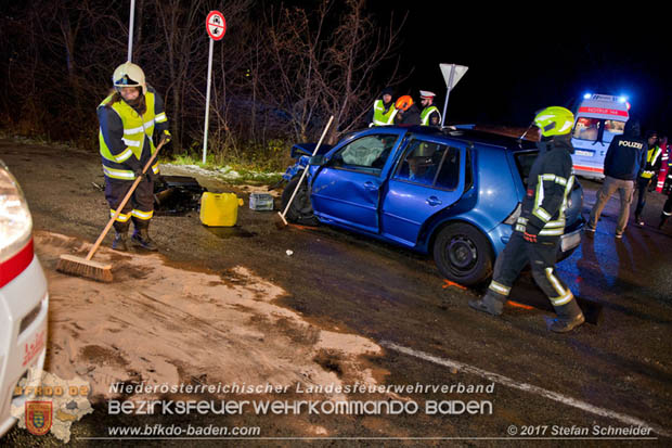 20171204 Frontalzusammenstoß zweier Pkws Freilandgebiet auf der Oberwaltersdorferstraße (L4012) zwischen Tribuswinkel u. Schaflerhofsiedlung  Foto: © Stefan Schneider BFK BADEN