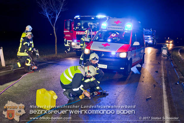20171204 Frontalzusammenstoß zweier Pkws Freilandgebiet auf der Oberwaltersdorferstraße (L4012) zwischen Tribuswinkel u. Schaflerhofsiedlung  Foto: © Stefan Schneider BFK BADEN
