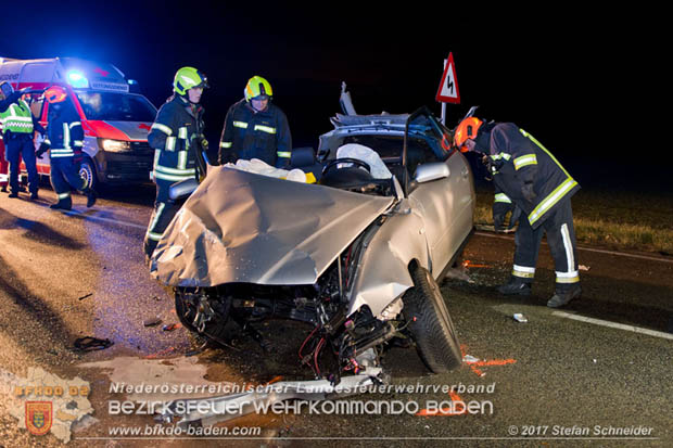 20171204 Frontalzusammenstoß zweier Pkws Freilandgebiet auf der Oberwaltersdorferstraße (L4012) zwischen Tribuswinkel u. Schaflerhofsiedlung  Foto: © Stefan Schneider BFK BADEN