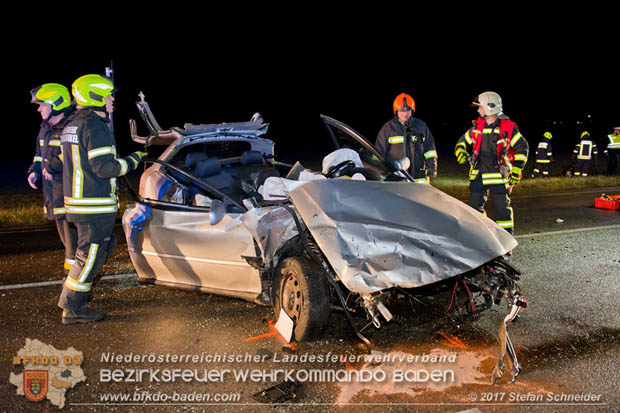 20171204 Frontalzusammenstoß zweier Pkws Freilandgebiet auf der Oberwaltersdorferstraße (L4012) zwischen Tribuswinkel u. Schaflerhofsiedlung  Foto: © Stefan Schneider BFK BADEN