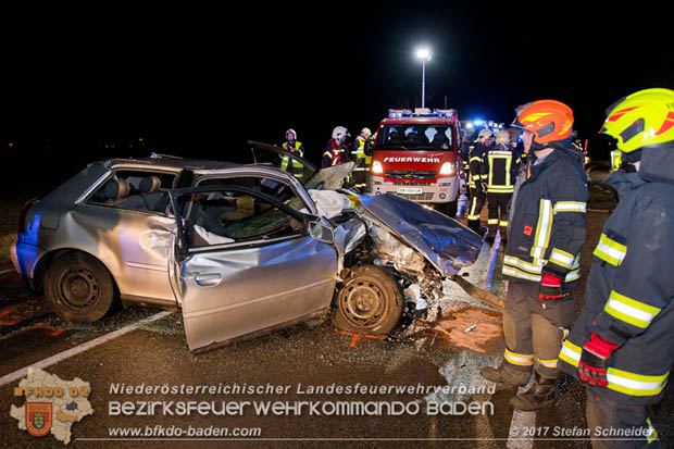 20171204 Frontalzusammenstoß zweier Pkws Freilandgebiet auf der Oberwaltersdorferstraße (L4012) zwischen Tribuswinkel u. Schaflerhofsiedlung  Foto: © Stefan Schneider BFK BADEN